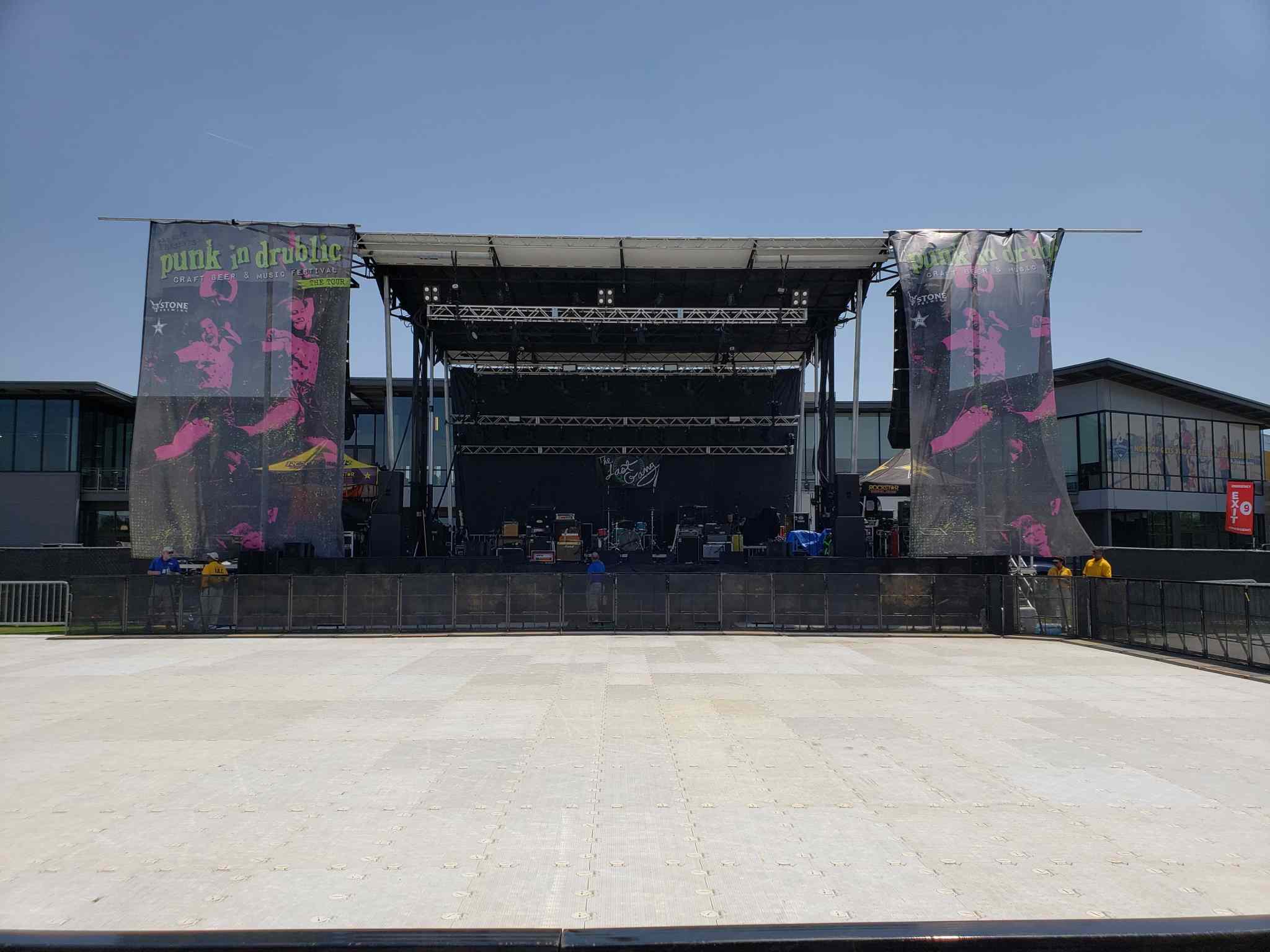 SL320 Mobile Stage